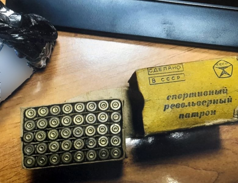 В Долгоруковском районе в жилом доме полицейские обнаружили более 100 грамм пороха и 40 револьверных патронов
